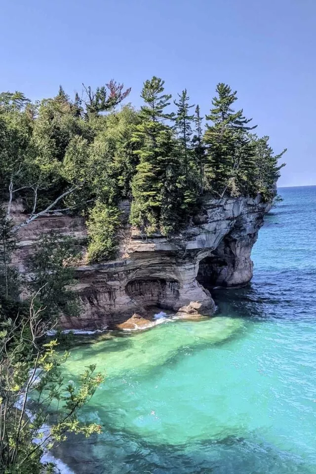 The Upper Peninsula of Michigan is an adventure lover's paradise. It offers an enormous amount of things to do with over 1,700 miles of hiking trails, 13 state parks, and more than 300 waterfalls, making it a paradise for outdoor enthusiasts.